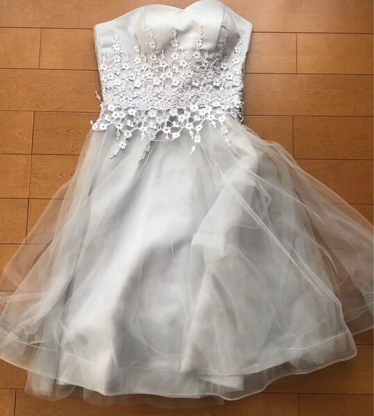 ワンピース レディースドレス シルバーグレーミモレ丈 ケープ付 編み上げ 二次会 結婚式 パーティー 演奏会 発表会 【Sサイズ】