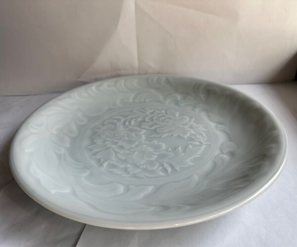 白磁 飾り皿 牡丹の花柄 青白磁 大皿 盛鉢 飾り皿 パーティー プレート 陶磁器 直径約27cm