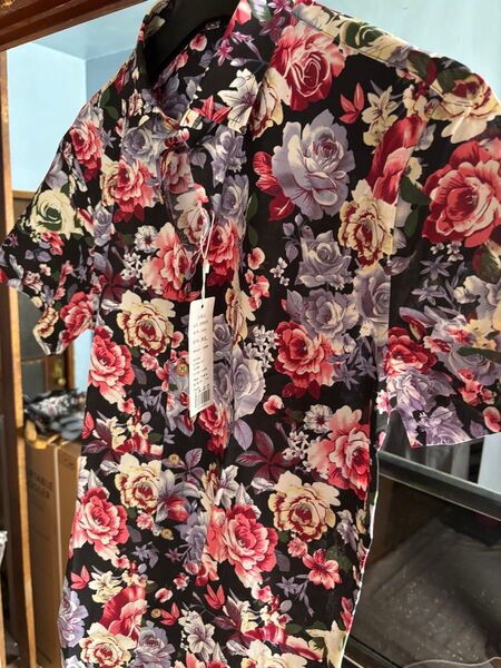 大陸系アロハ 黒地に舞う薔薇(バラ)花柄シャツ メンズ Mサイズ 総柄 派手シャツ 半袖シャツ アロハシャツ
