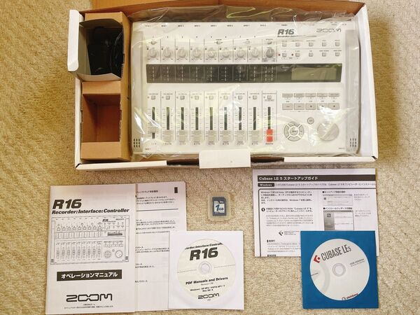 ZOOM ズーム マルチトラックレコーダー 8トラック同時録音 16トラック同時再生 R16