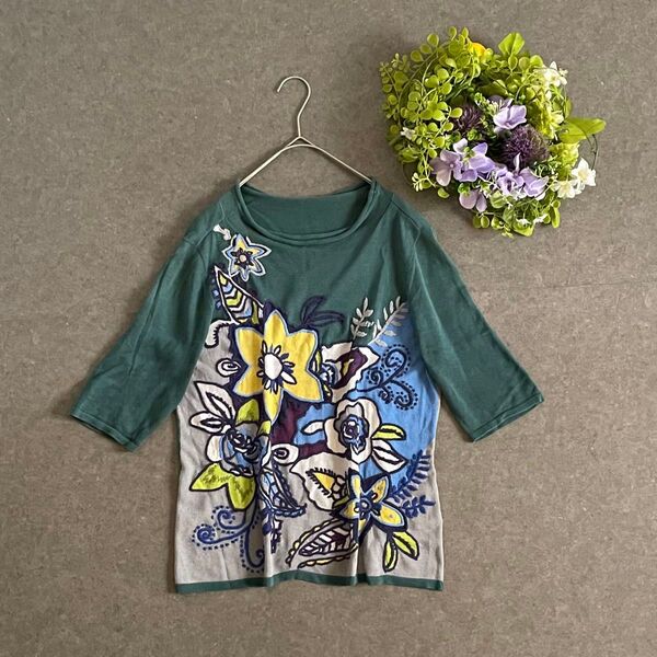 トクコプルミエヴォル カットソー ニット 七分丈 ビッグ 花柄 立体感 刺繍 クルーネック 上品 大人カジュアル 綿 緑 9