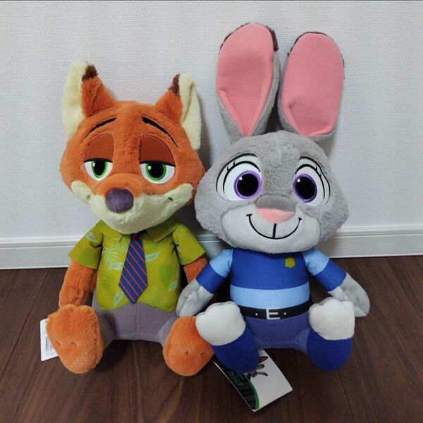 ズートピアのニック・ワイルドとジュディ・ホップスのぬいぐるみセット、約40cmのサイズ