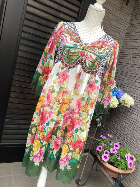 新品 シフォン素材 花柄チュニックワンピース 蝶刺繍 春夏 七分袖 ビジュー スパンコール セレブ