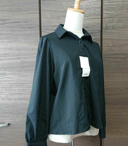 新品未使用タグ付☆シンプルシャツ ブラックブラウス
