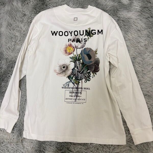 韓国 花柄バックプリント ロンT 白 長袖 カットソー