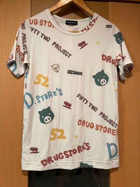新品タグ付き drug store‘s ドラッグストアーズ 総柄 半袖Tシャツ