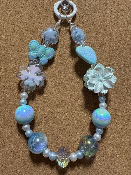 ハンドメイドキーホルダー 水色 花 蝶 チャーム