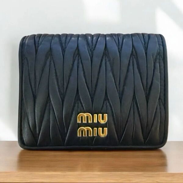 新作 MIUMIU 二つ折り財布 ブラック レザー