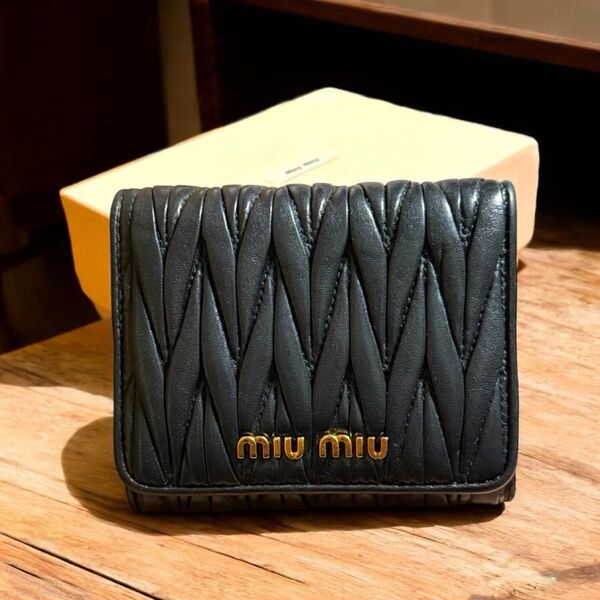 正規品 miumiu マテラッセ 三つ折り財布 黒 箱付き
