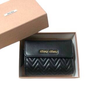 MIUMIU NAPPA INPUNTURE二つ折り財布 RFID搭載