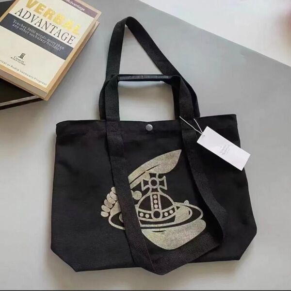 【新品】Vivienne Westwood ヴィヴィアンウエストウッド トートバッグ【羽&土星柄|印刷logo】black 1点
