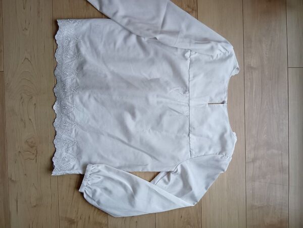 白の刺繍ブラウス