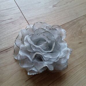 シルバー ラメ入りコサージュ
