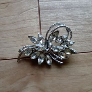 ブローチ ラインストーン シルバー