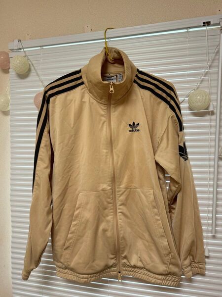 adidas トラックジャケット クリーム色 メンズのXSですので女の子の場合はsからmくらいに感じます