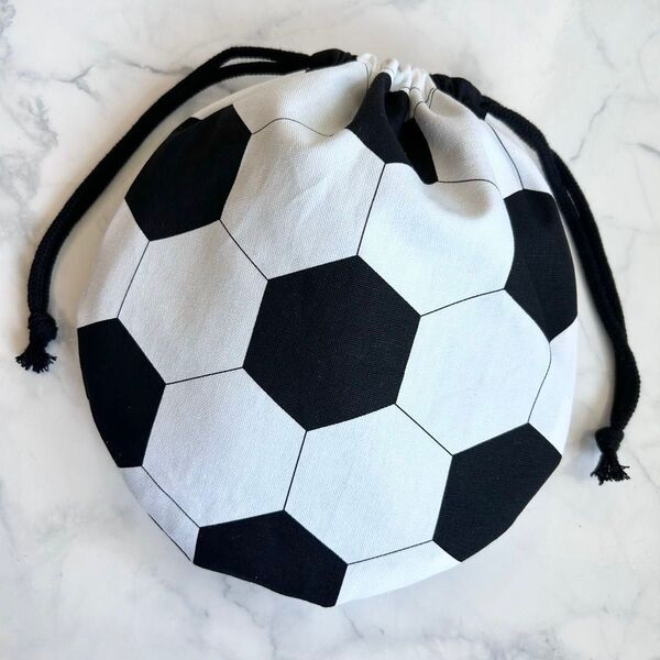 黒 サッカーボール 給食袋 コップ袋 巾着袋 サッカー 男の子 まんまる巾着 ハンドメイド