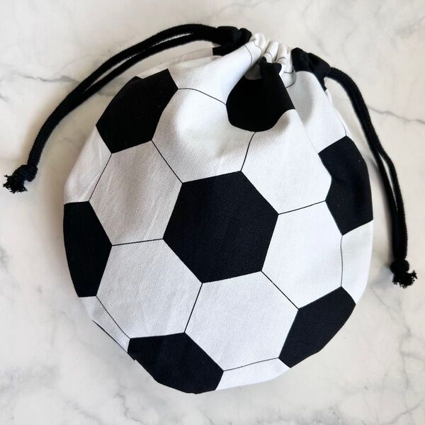 黒 サッカーボール 給食袋 コップ袋 巾着袋 サッカー 男の子 まんまる巾着 ハンドメイド