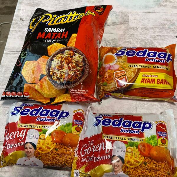 バリ インドネシア サンバルマタチップス辛め 焼きそばミーゴレン2袋とおまけ