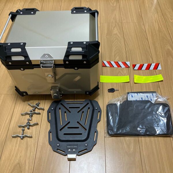 バイク用汎用アルミリアボックス 45L フルフェイス対応 ゴールド
