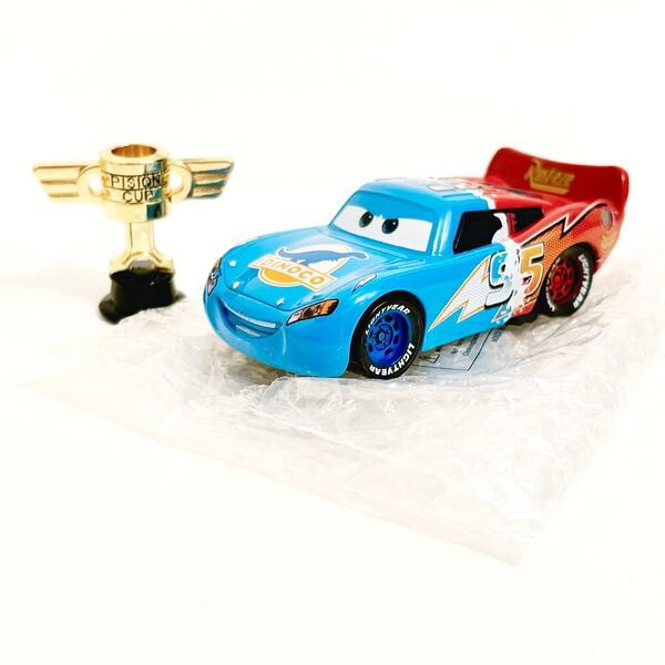 【新品】カーズ ダイナコマックイーン+ピストンカップトロフィー2点セット