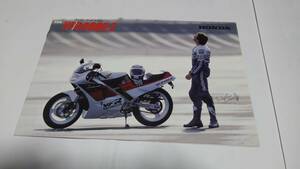 1986年4月発売のホンダVFR400R/Zのカタログです。