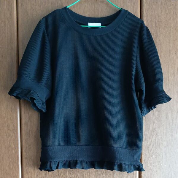 黒のフリル付きトップス