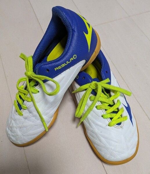 ミズノ フットサルシューズ REBULA 19センチ