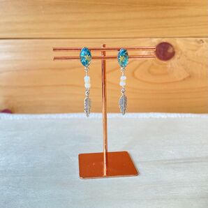 キラキラ埋めつくしシェルトップのボヘ風ポストピアス