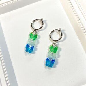 うっすら蓄光入り 3連蝶々のイヤリング