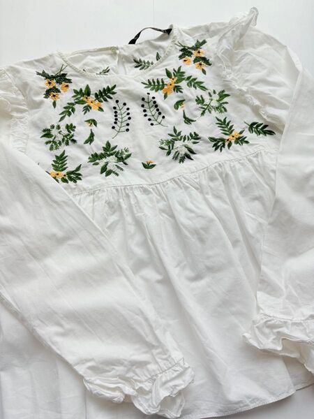 ZARA ザラ 花柄 刺繍 トップス 白 Sサイズ