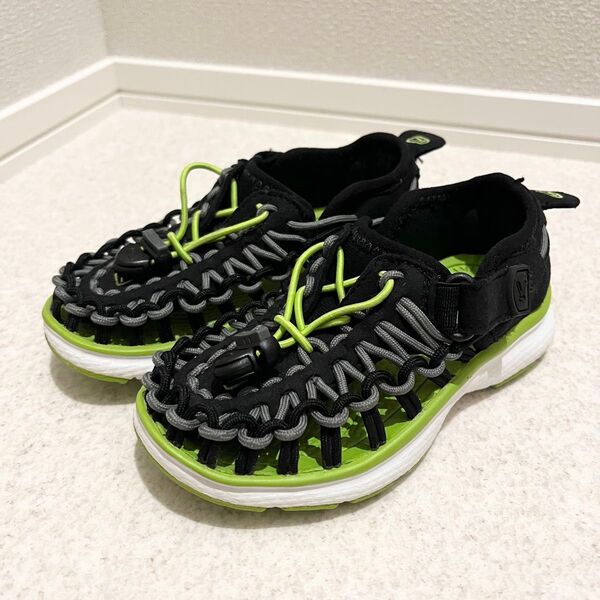 極美品 一回短時間着用 KEEN キッズ 陸水サンダル スニーカー BLACK/MACAW 15㎝