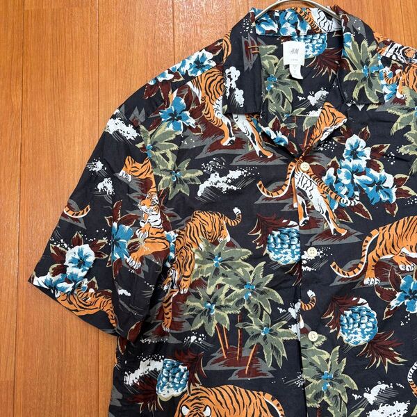 美品 近年モデル H&M エイトアンドエム 虎柄 タイガー 和柄 アロハシャツ オープンカラー ブラック