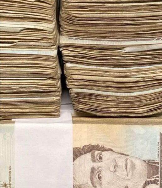 ボリバル100万紙幣3000枚