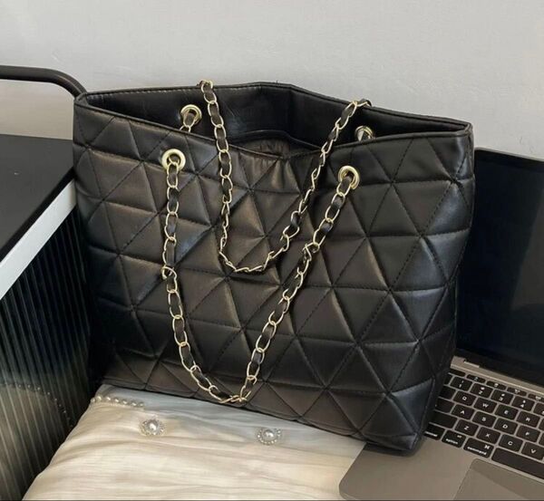 ショルダーバッグ ゴールド金具 チェーンショルダー キルティング 大容量 可愛い 人気 韓国ファッション シンプル 大人