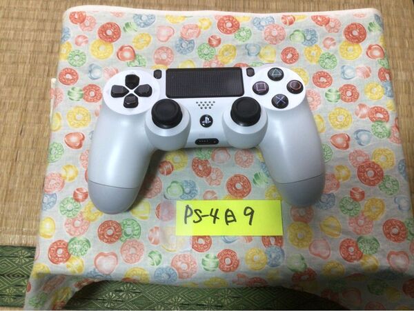 純正PS4コントローラー.白9必ず商品説明を確認よろしくお願いします。値下げ交渉スルーします。