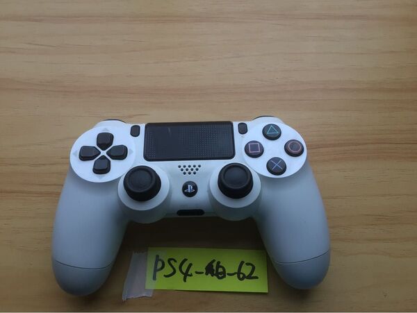純正PS4コントローラー.白62必ず商品説明を確認よろしくお願いします。値下げ交渉スルーします。