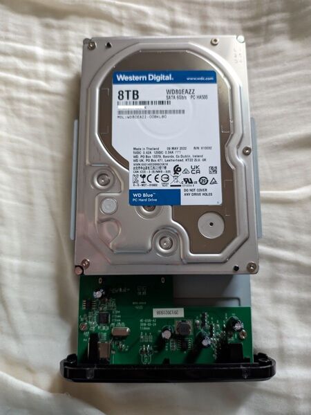 WD80EAZZ 内蔵用HDD 8TB Logitech外付ケース付