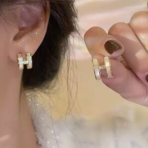 ピアス Hロゴ ゴールド×ホワイト 上品 パール ライン スタイリッシュ 結婚式