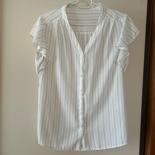 Honeys ハニーズ ノースリーブ 縦ボーダーホワイトトップス 夏服 ポリエステル100% 着心地さらさら 美品