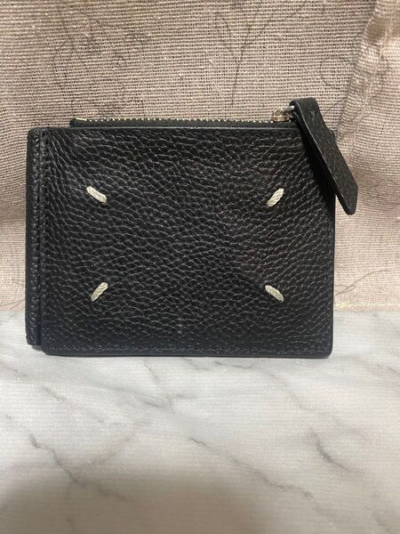 人気!Maison Margiela 2つ折り財布/レザー/BLK/無地/メンズ