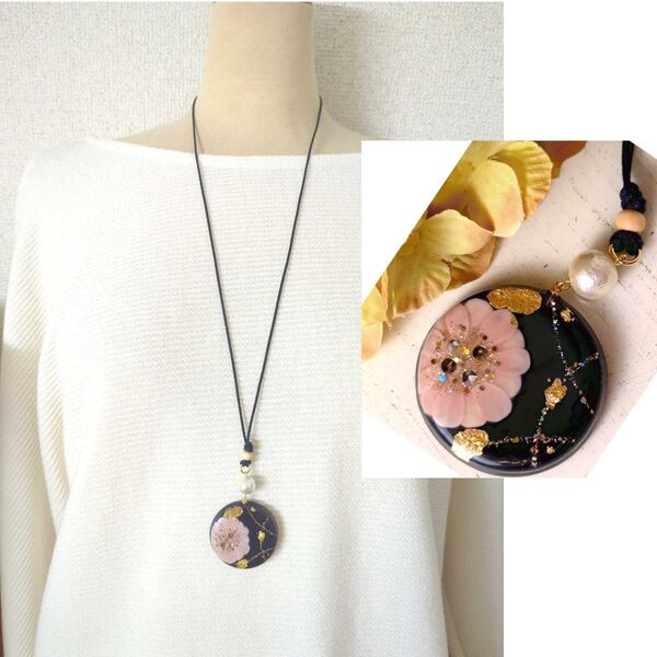 黒地にピンクの花の絵と金箔のレジンネックレス