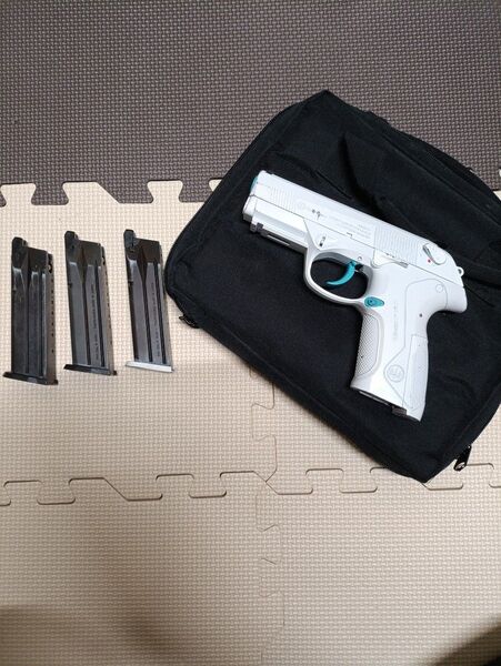 Px4 東京マルイ ガスガン マガジン3つ、ケース付き