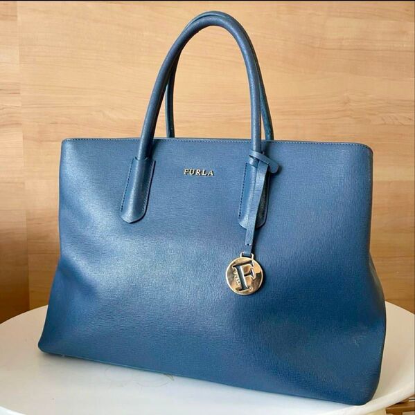 美品【A4収納可】FURLA フルラ リンダ レザートートバッグ
