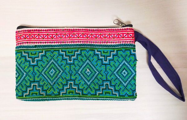 新品 モン族 手刺繍 ハンドメイド ポーチ 1点もの。
