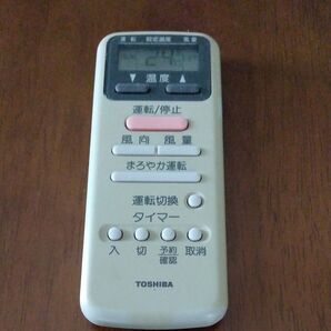 TOSHIBA エアコン リモコン WH-D1N 中古品 電池入れのした側の右バネに少しサビがあります。ゆうパケット投函します