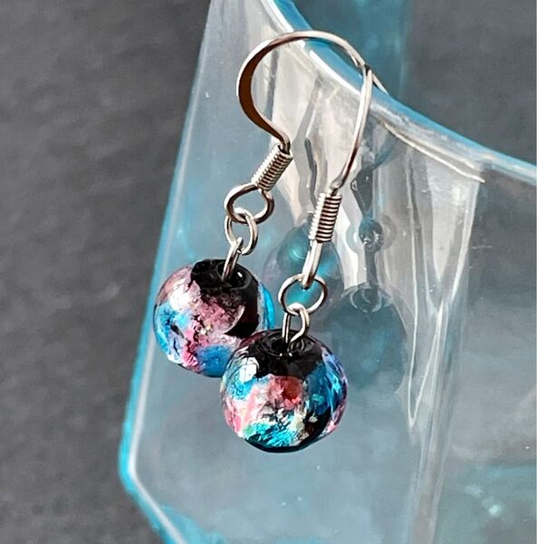 ホタルガラスピアス ピンクブルー 8mm 両耳用*ステンレスピアス*ハンドメイドピアス*ホタルガラス*とんぼ玉*蓄光*