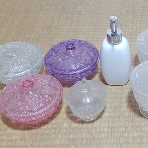 ガラス製小物入れ5点、プラスチック製2点、ソープディスペンサーのセット