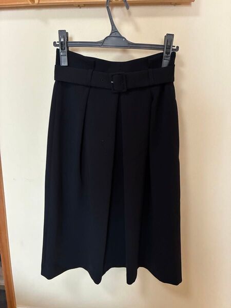 黒のミドル丈スカート ベルト付き シンプル