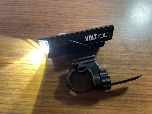 美品 Cateye 100ルーメン LED充電式ヘッドライト VOLT100 HL-EL150