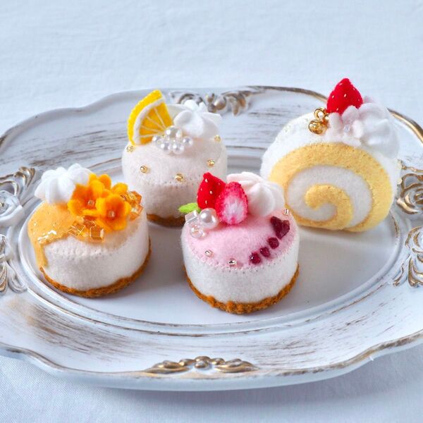いちごのレアチーズケーキ レモン はちみつ バニラのロールケーキ フェルトケーキ
